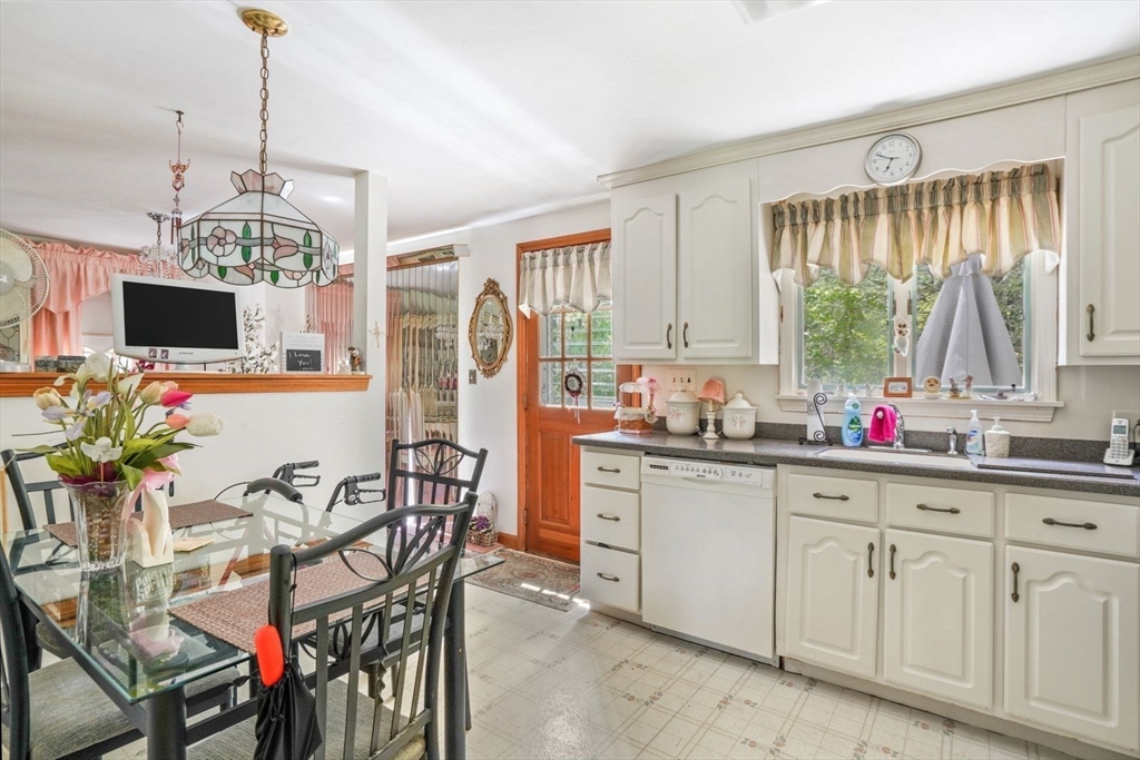 18 Holly Hill Ln
