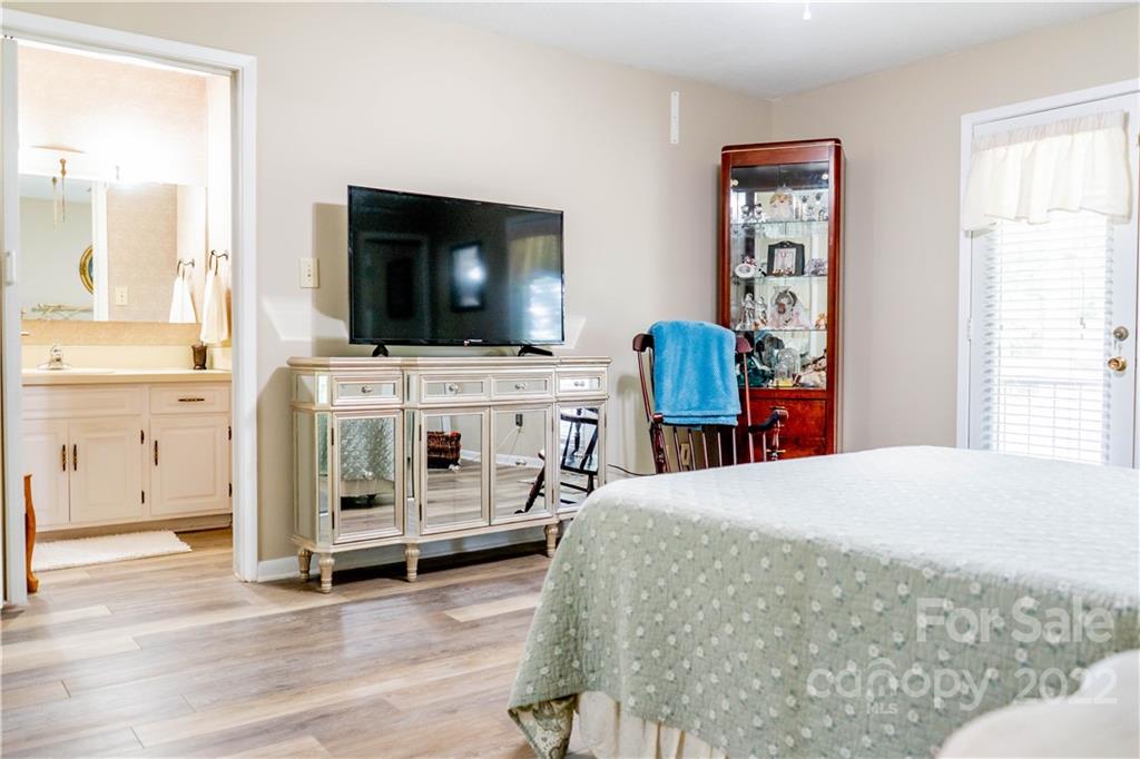 536 6th Street Circle NE