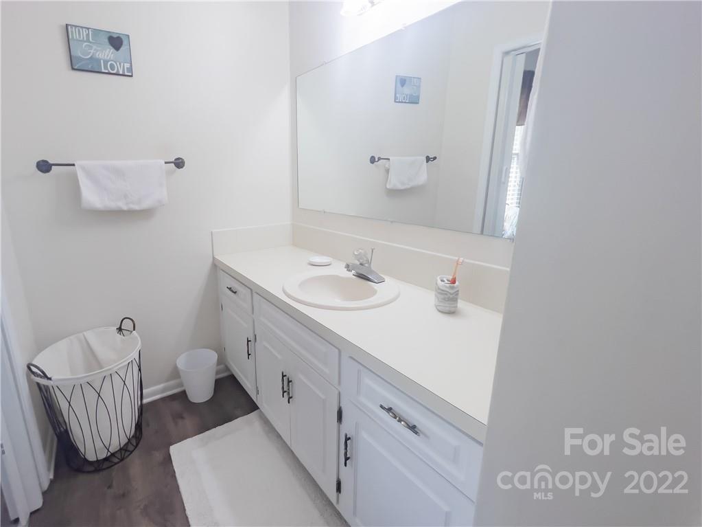 536 6th Street Circle NE