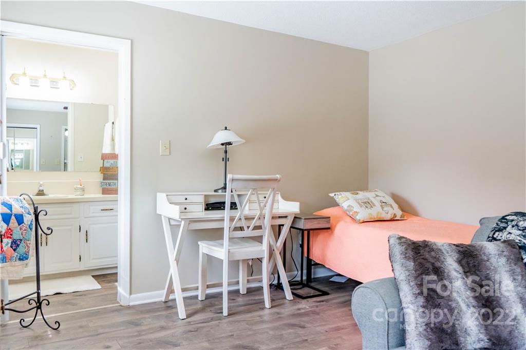 536 6th Street Circle NE