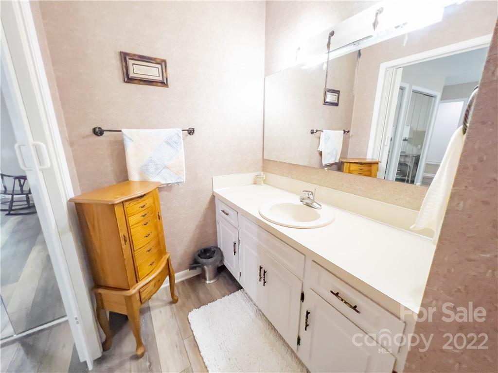 536 6th Street Circle NE