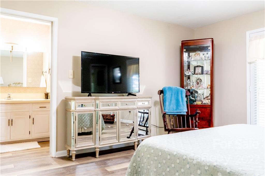 536 6th Street Circle NE