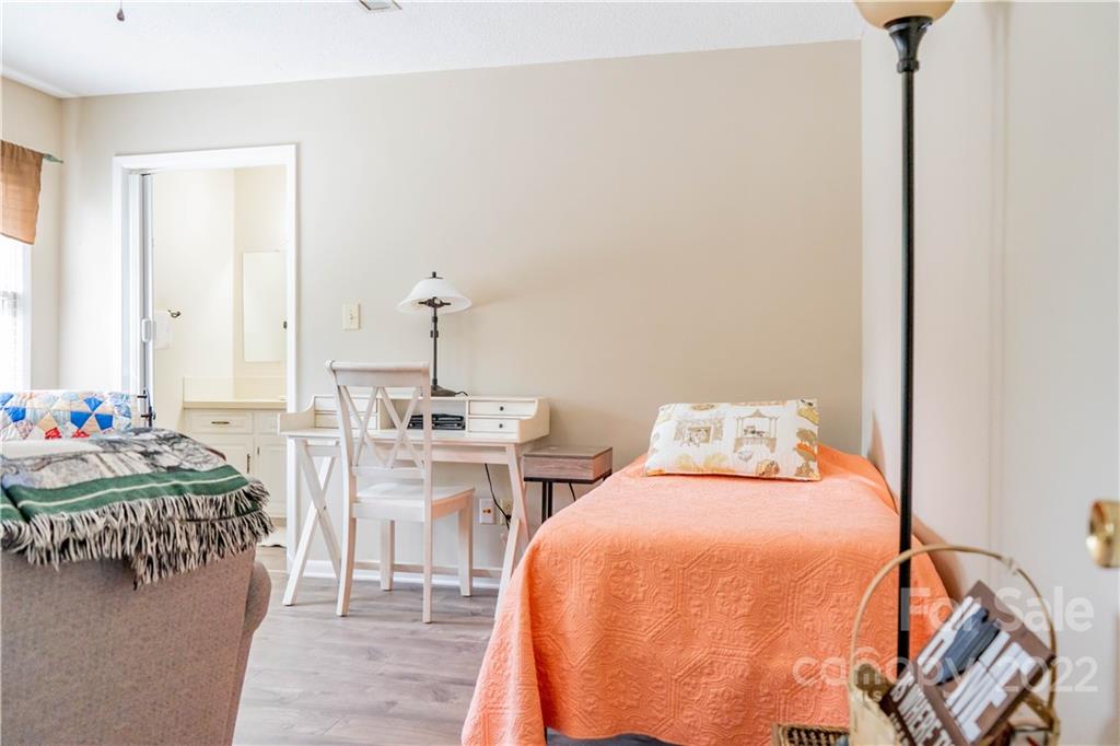 536 6th Street Circle NE