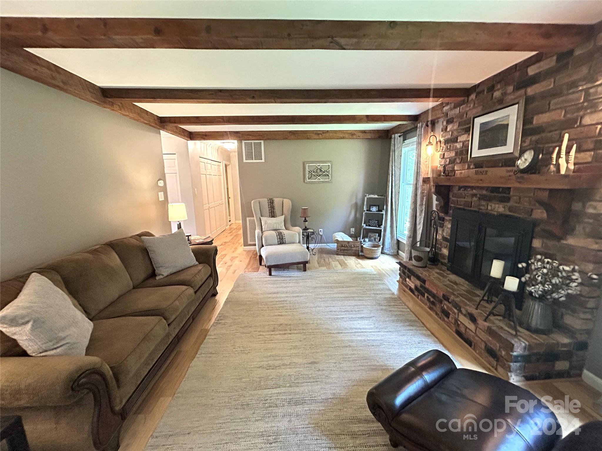 4821 Glen Hollow Lane NE