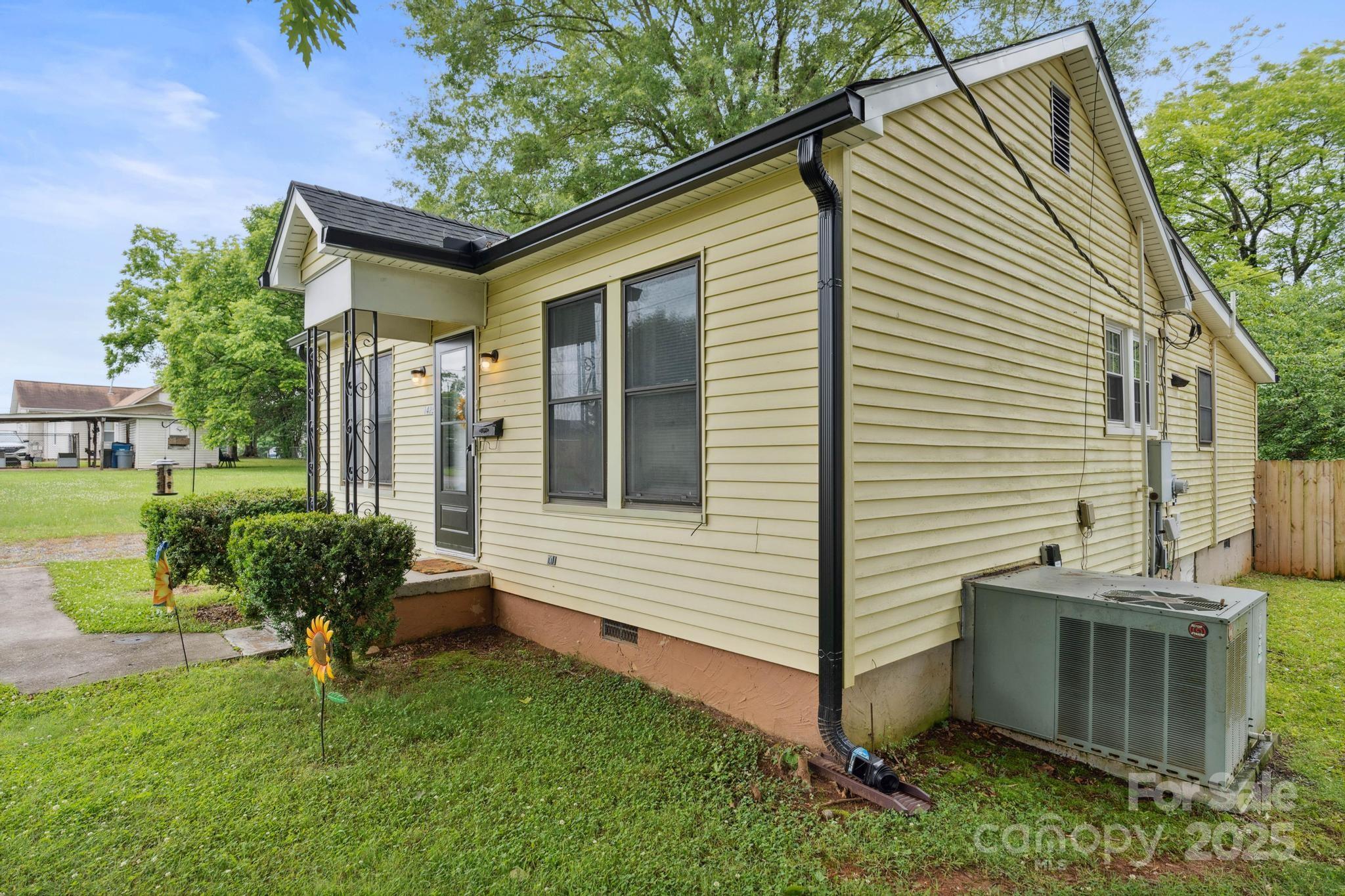 1425 3rd Street Place NE