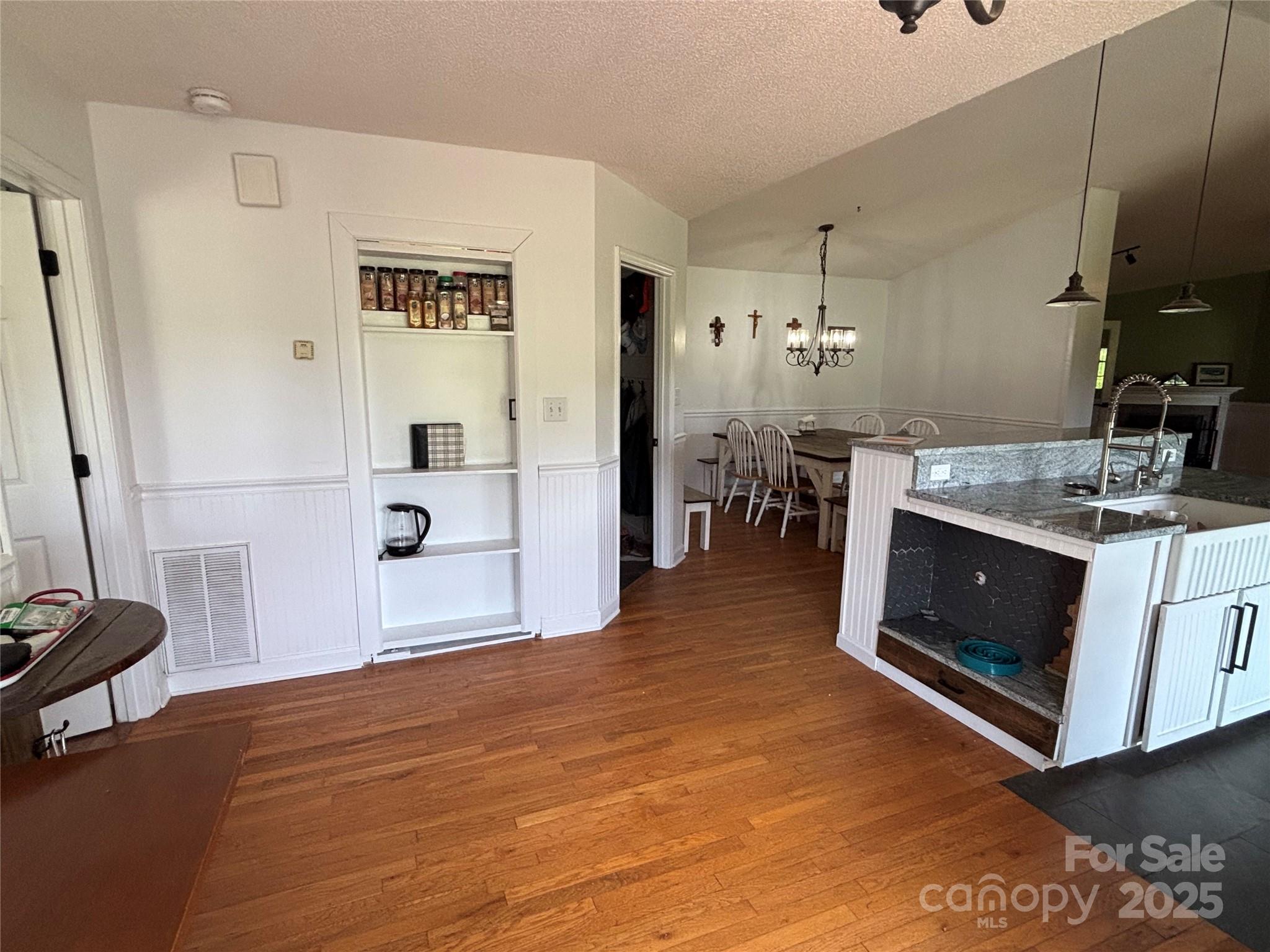 8122 Hutchison Lane