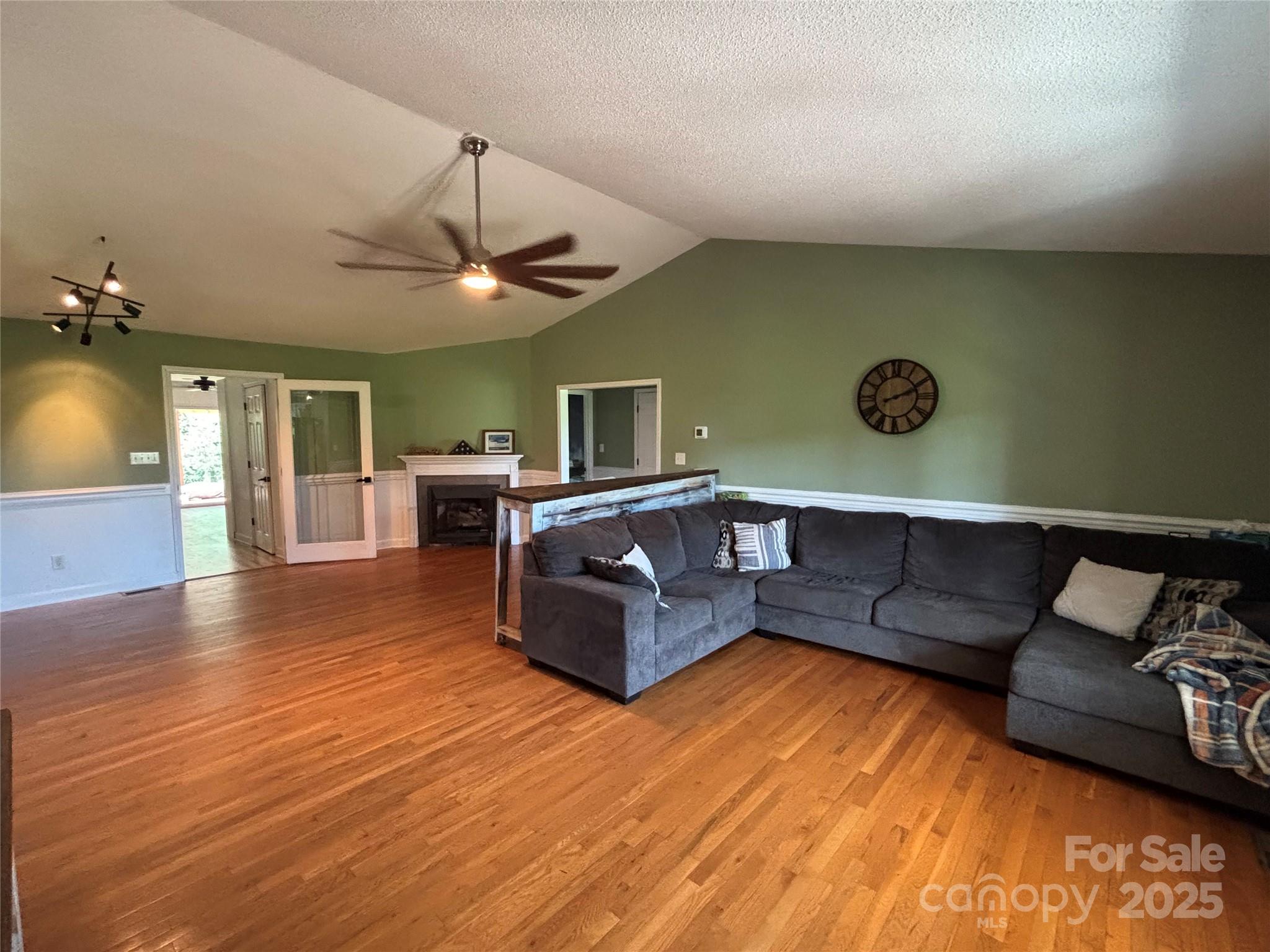 8122 Hutchison Lane