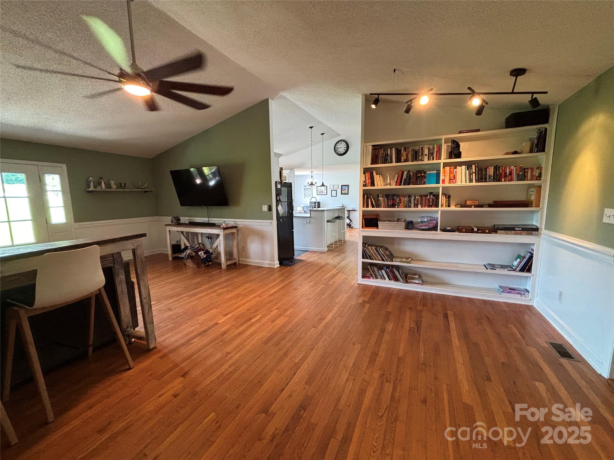 8122 Hutchison Lane