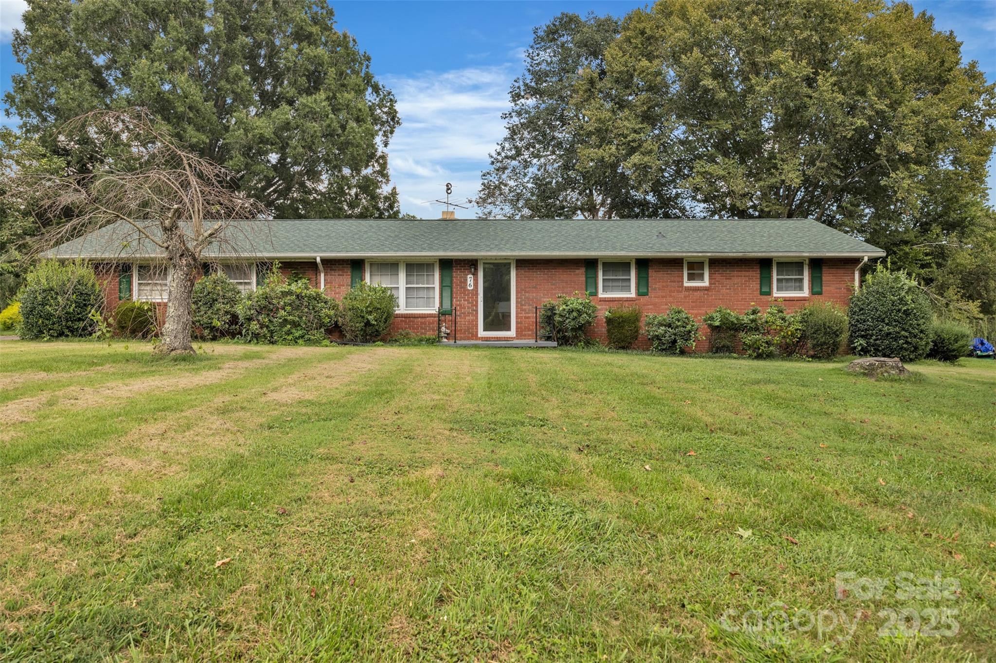 76 Eastview Court NW