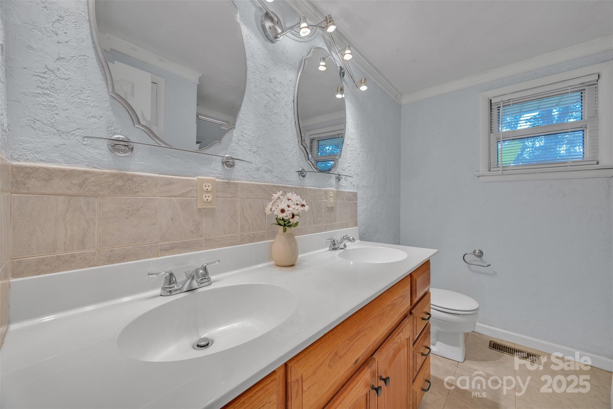 76 Eastview Court NW