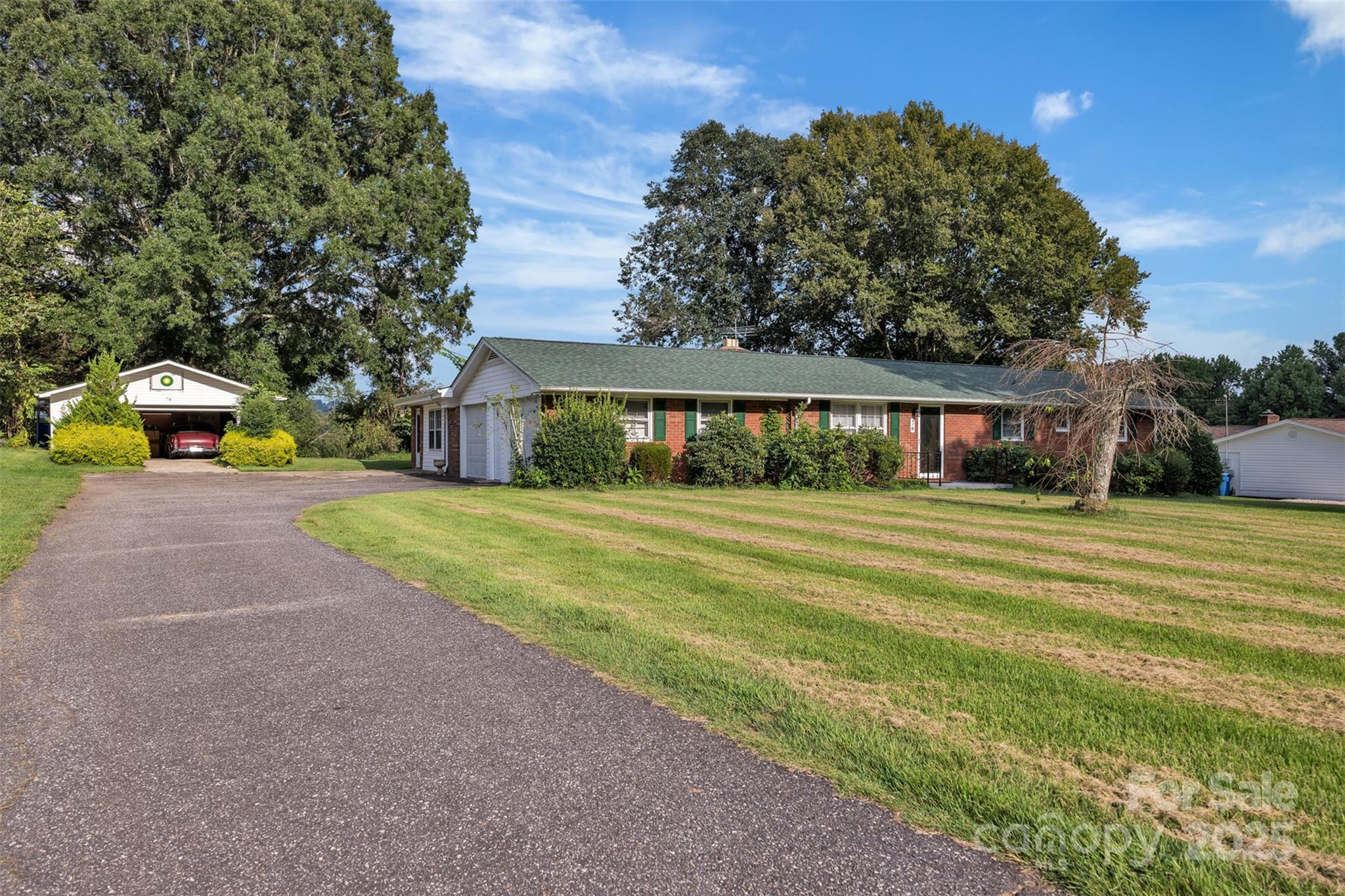 76 Eastview Court NW