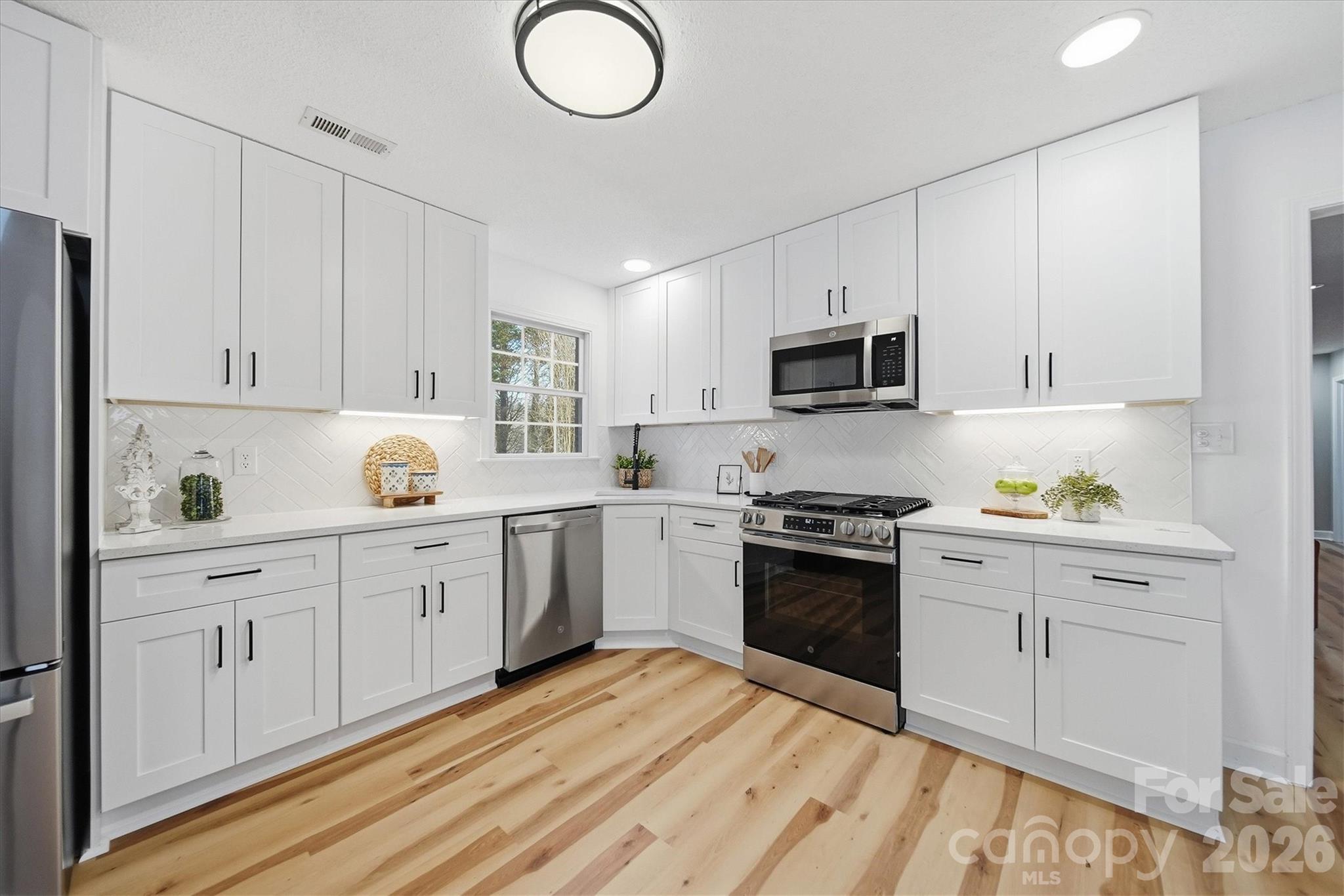 915 Barrington Drive NE