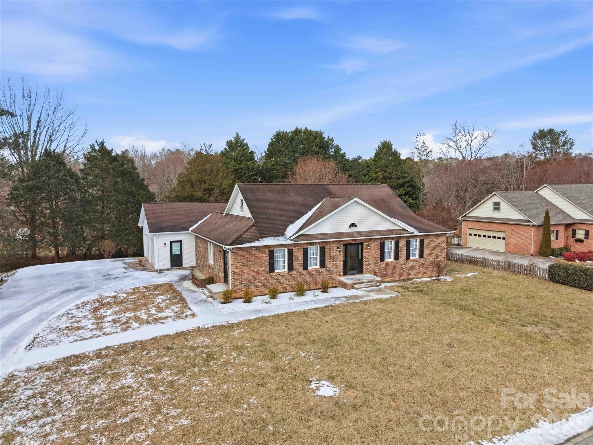 915 Barrington Drive NE