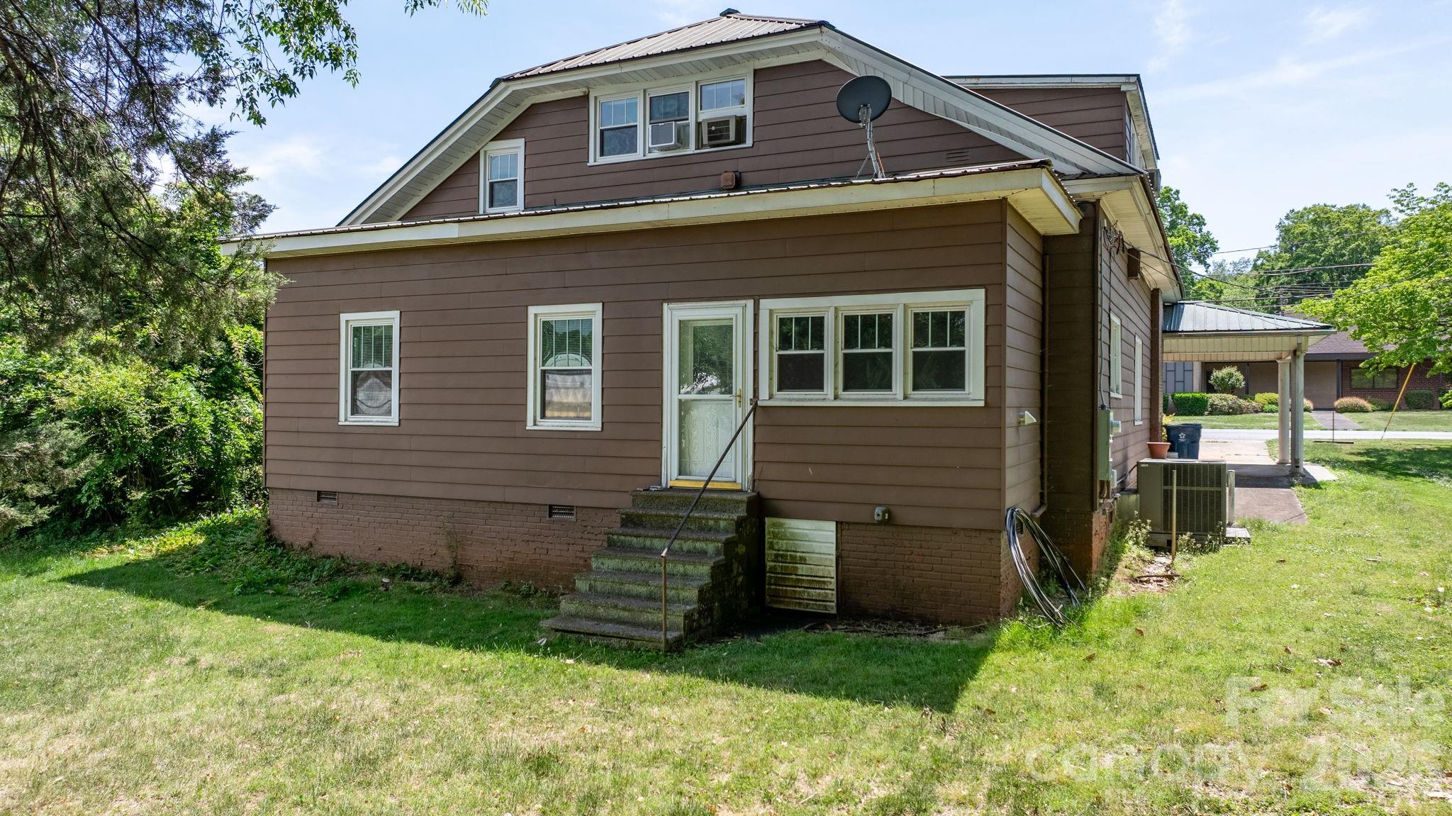 207 W Main Street