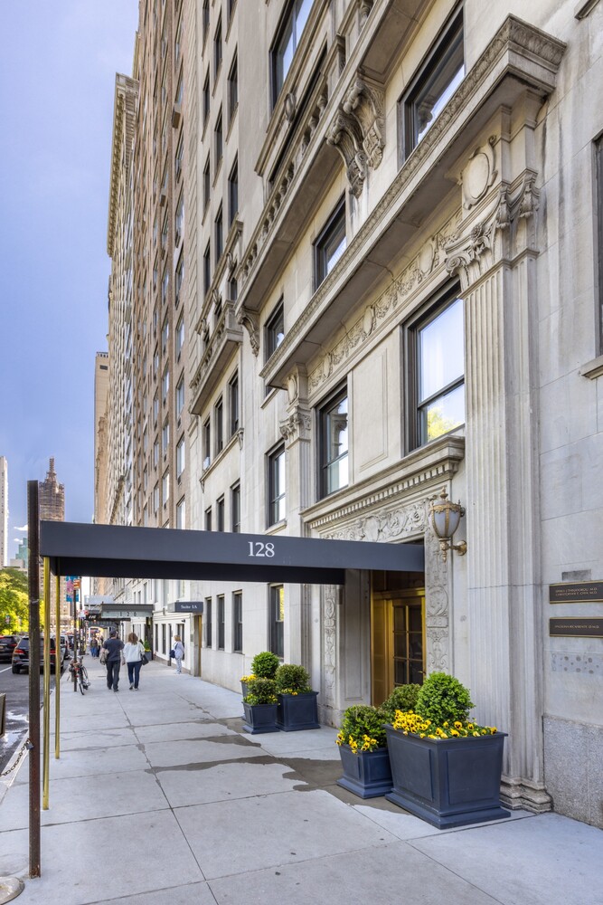128 CENTRAL Park S 12A