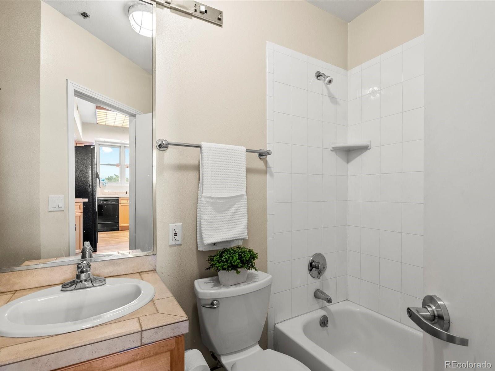 225 N Lincoln Street Unit: 4