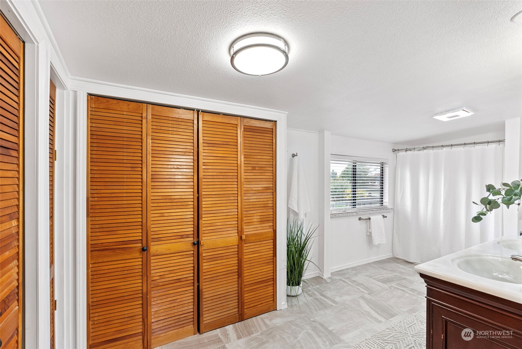 1215 W Pioneer