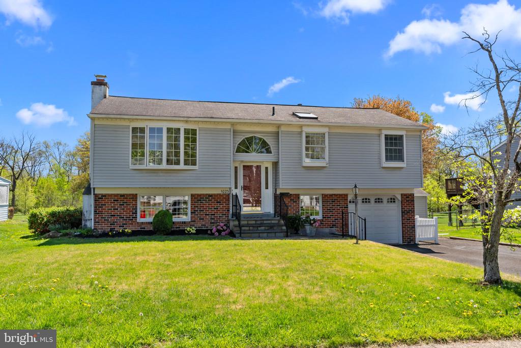 1023 CAROUSEL DRIVE
