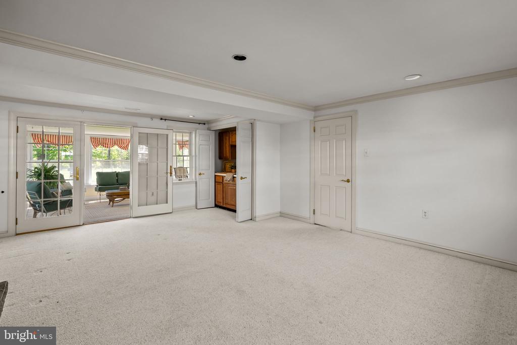 1023 CAROUSEL DRIVE