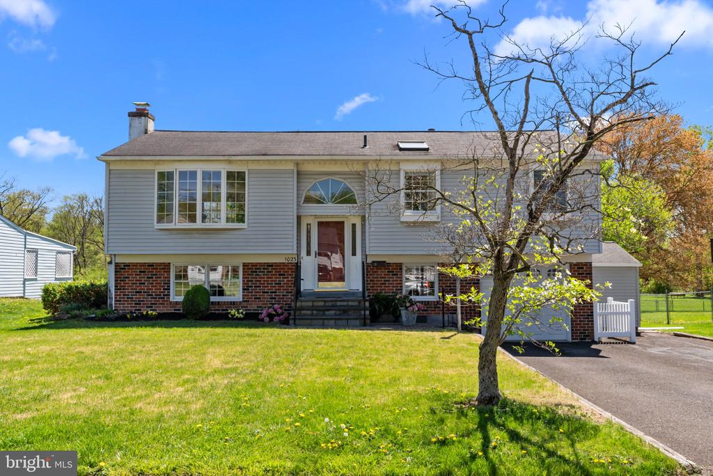 1023 CAROUSEL DRIVE