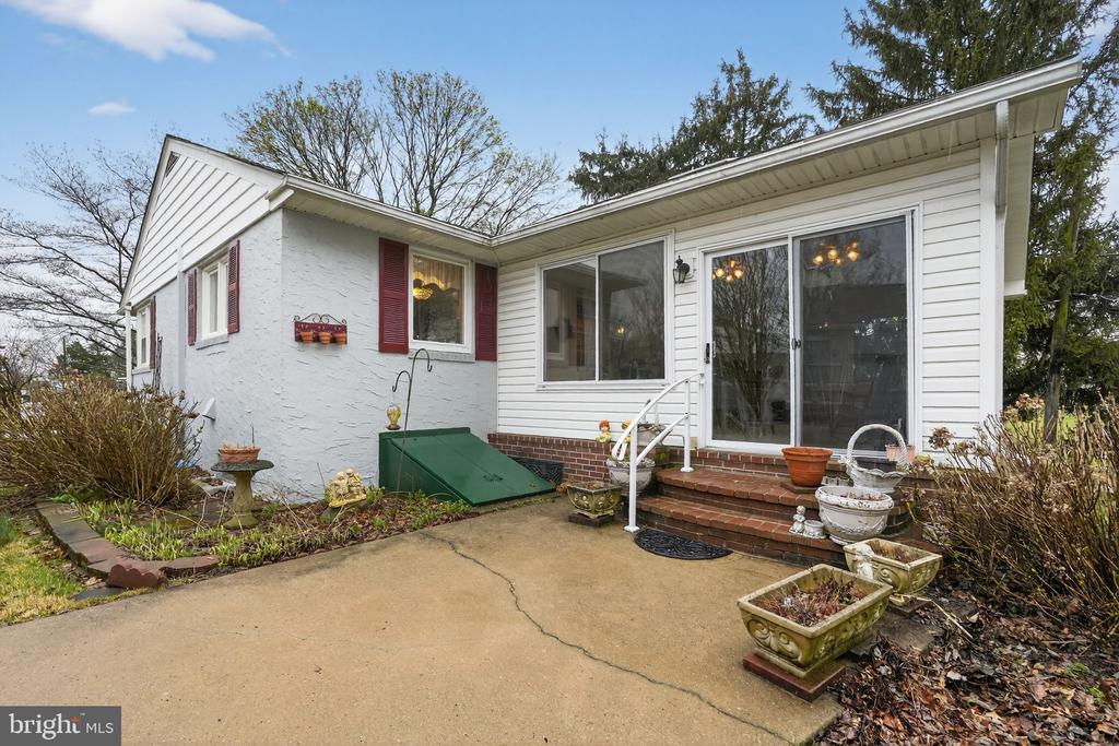 8 LUKENS STREET