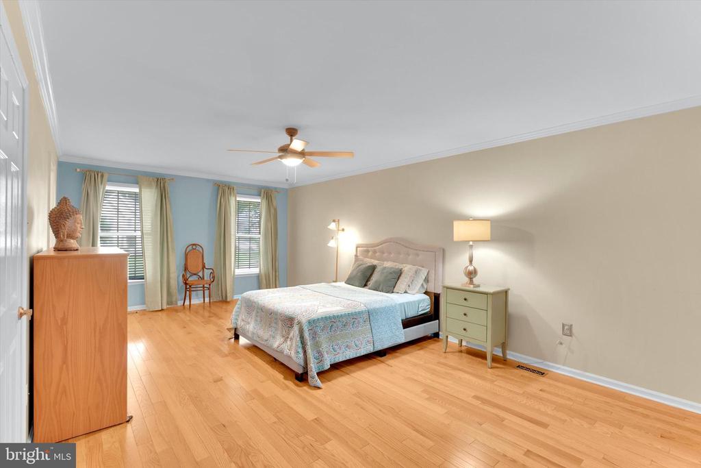 203 S ESTHER LANE