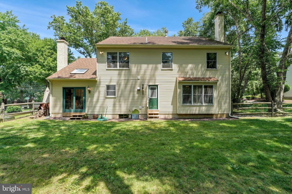 203 S ESTHER LANE