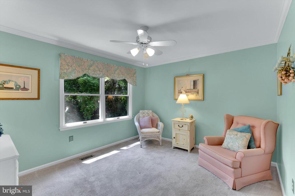 203 S ESTHER LANE