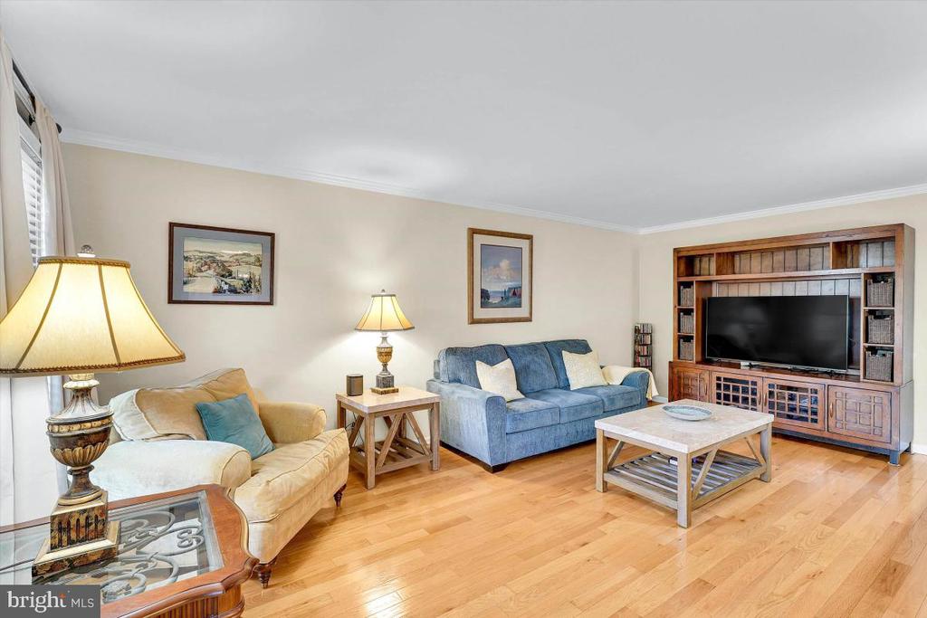203 S ESTHER LANE