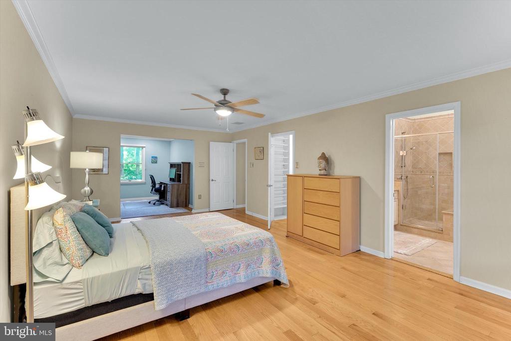 203 S ESTHER LANE