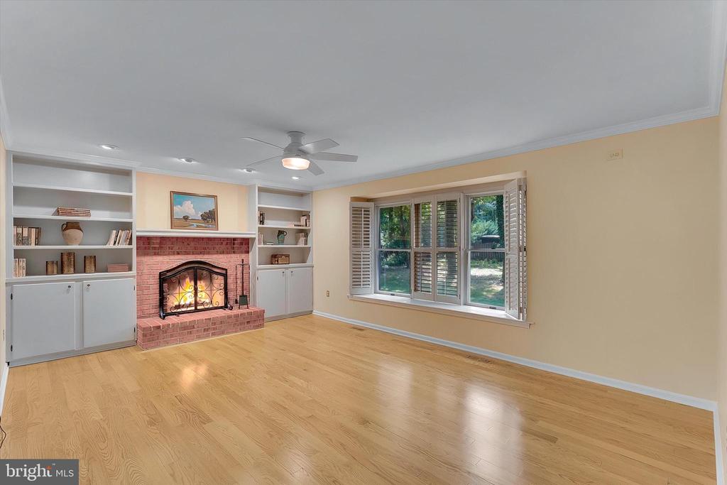 203 S ESTHER LANE