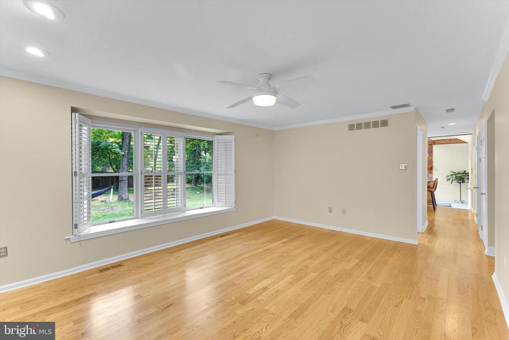203 S ESTHER LANE