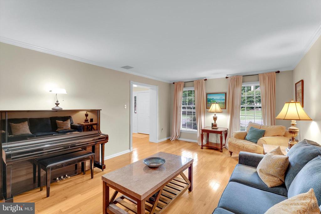 203 S ESTHER LANE