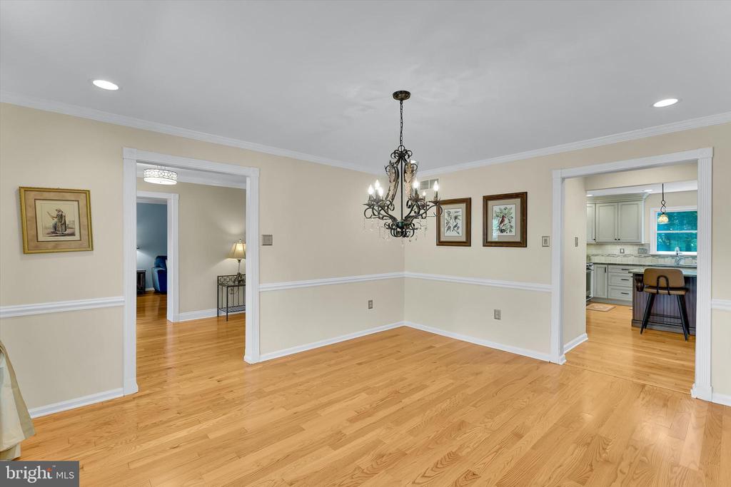 203 S ESTHER LANE