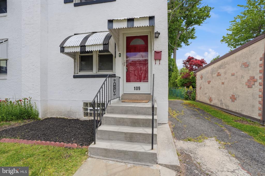 109 W RIDLEY AVENUE