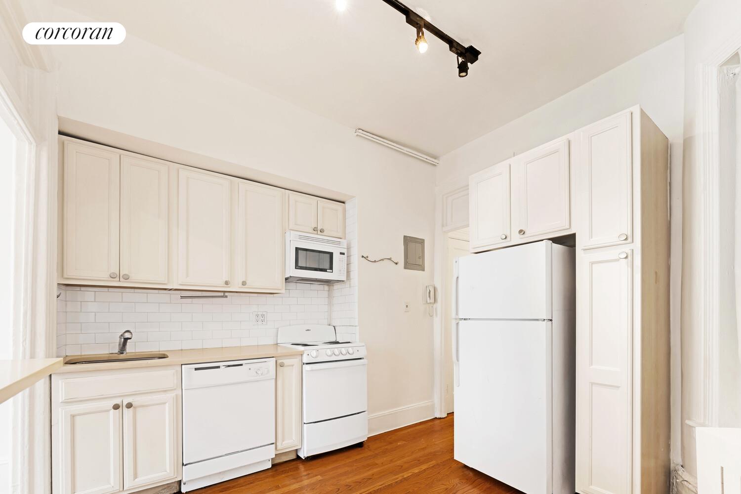 192 BLEECKER Street 14