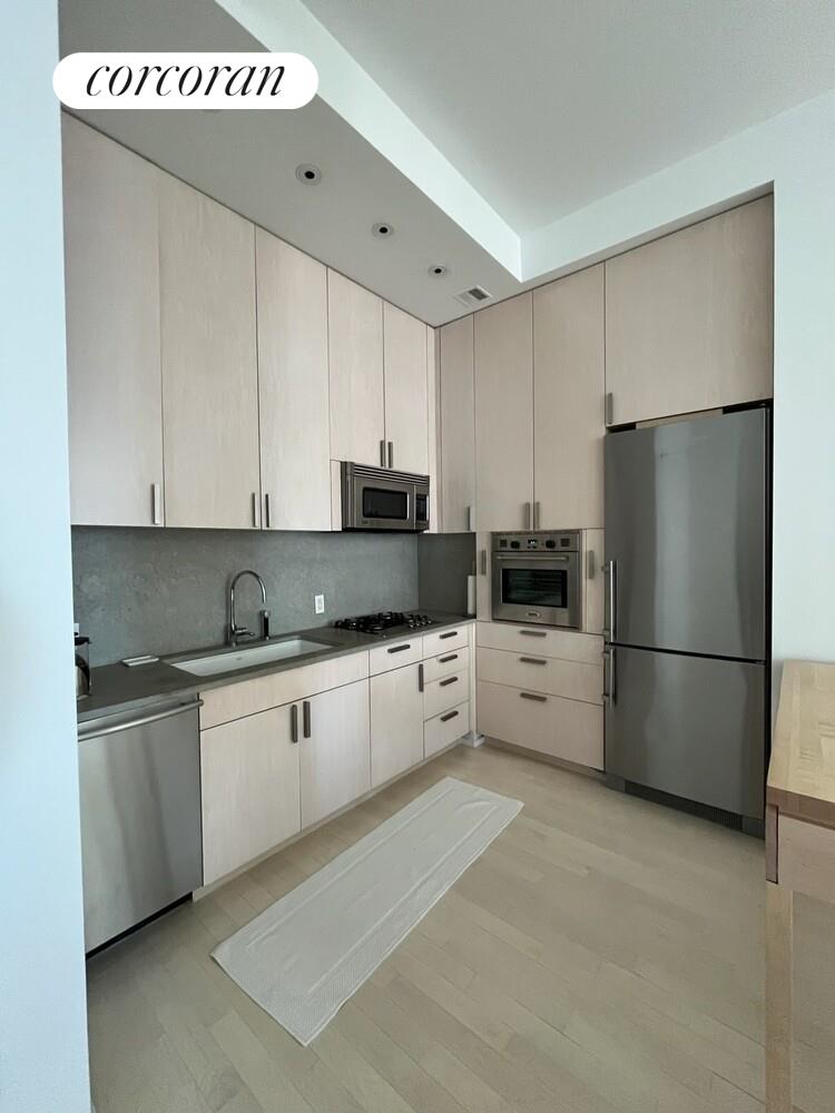 250 MERCER Street B1002