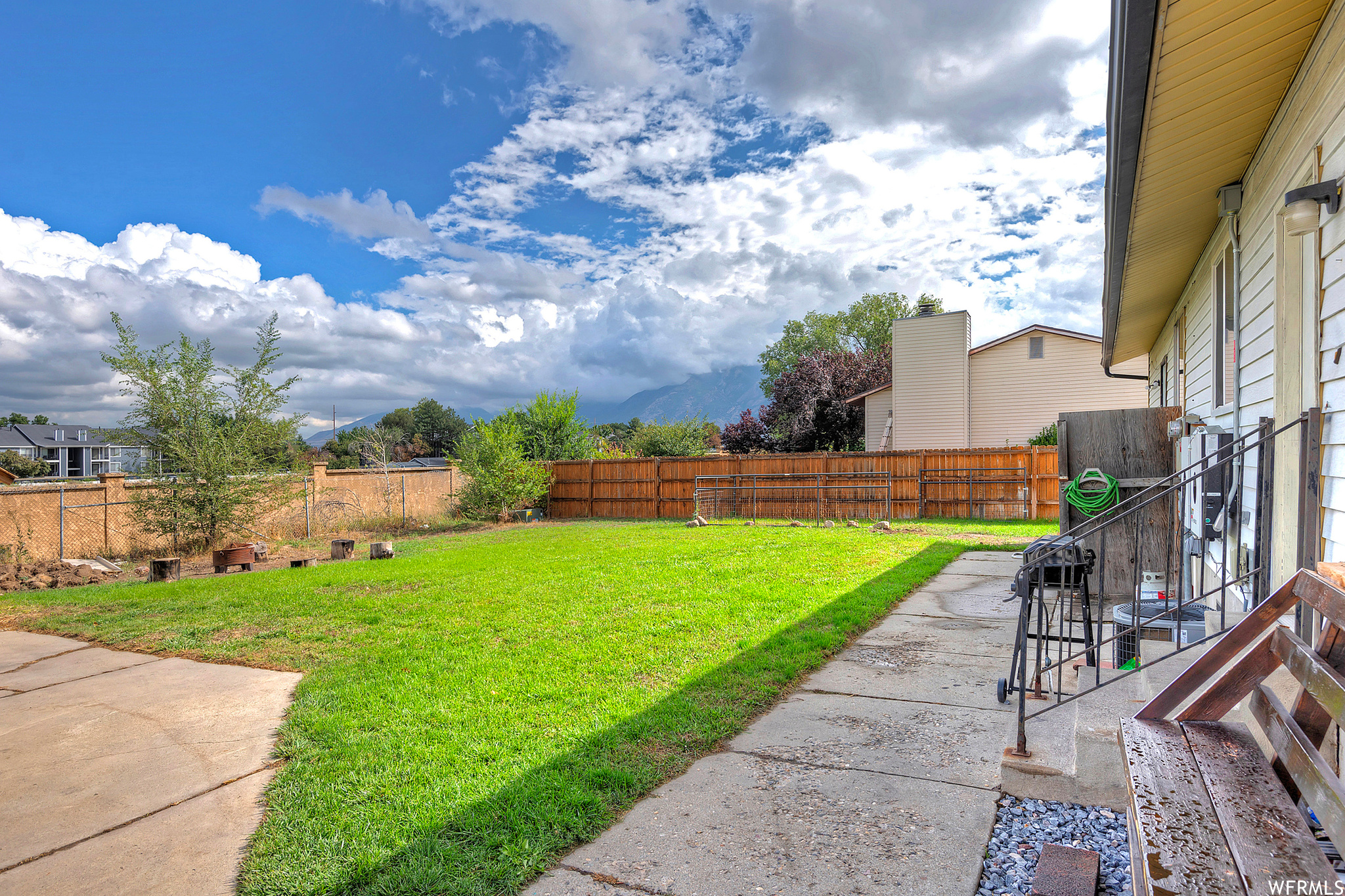 523 E ACOMA RD