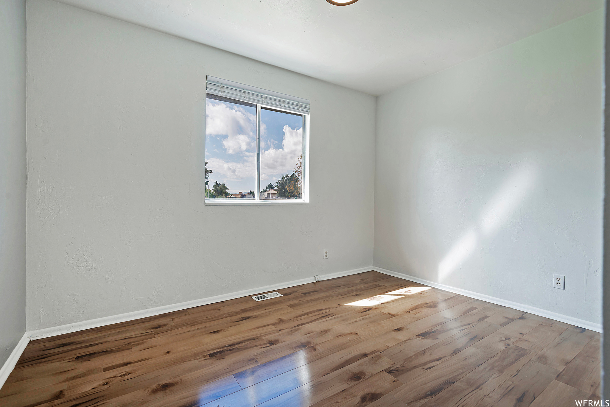 523 E ACOMA RD