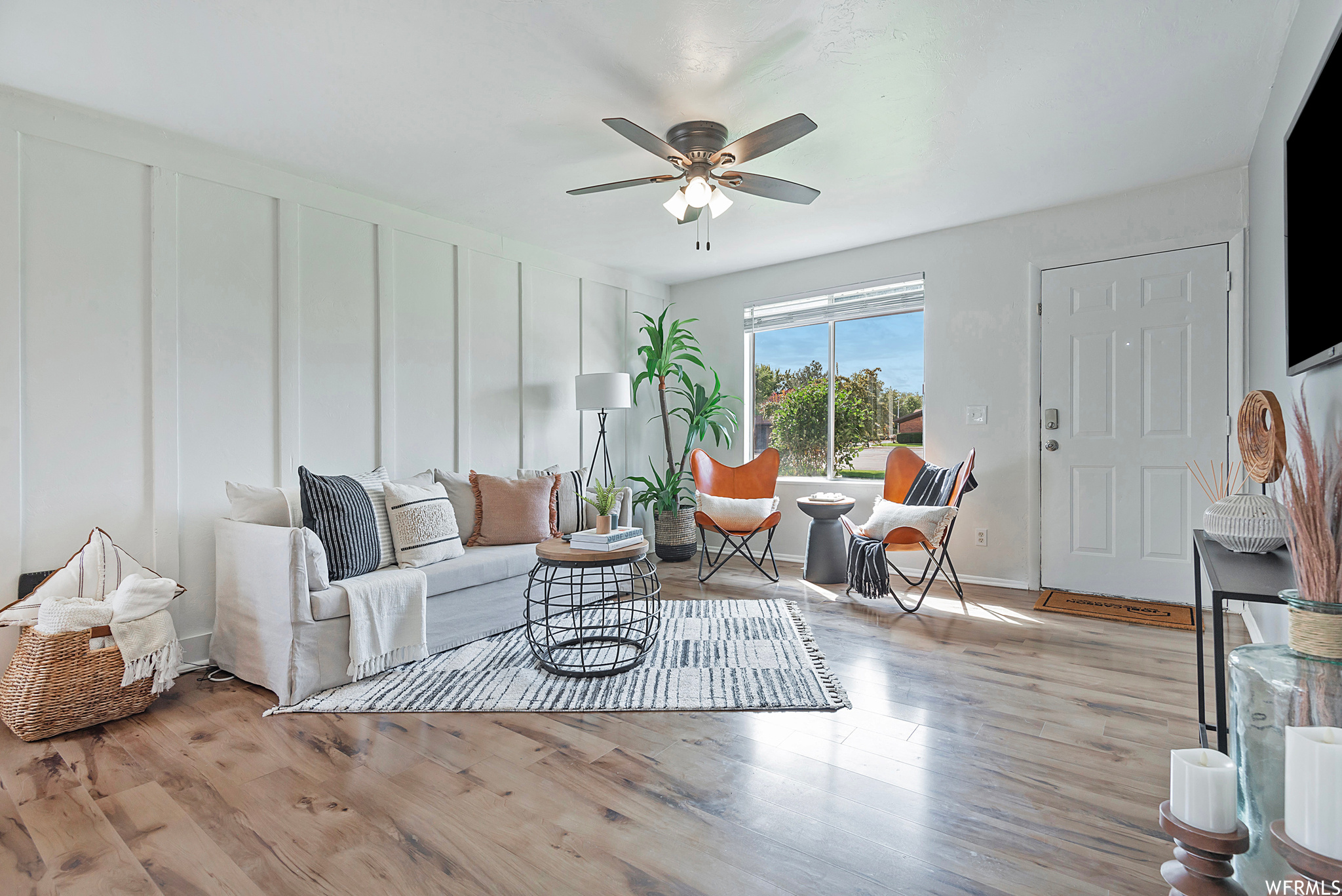 523 E ACOMA RD