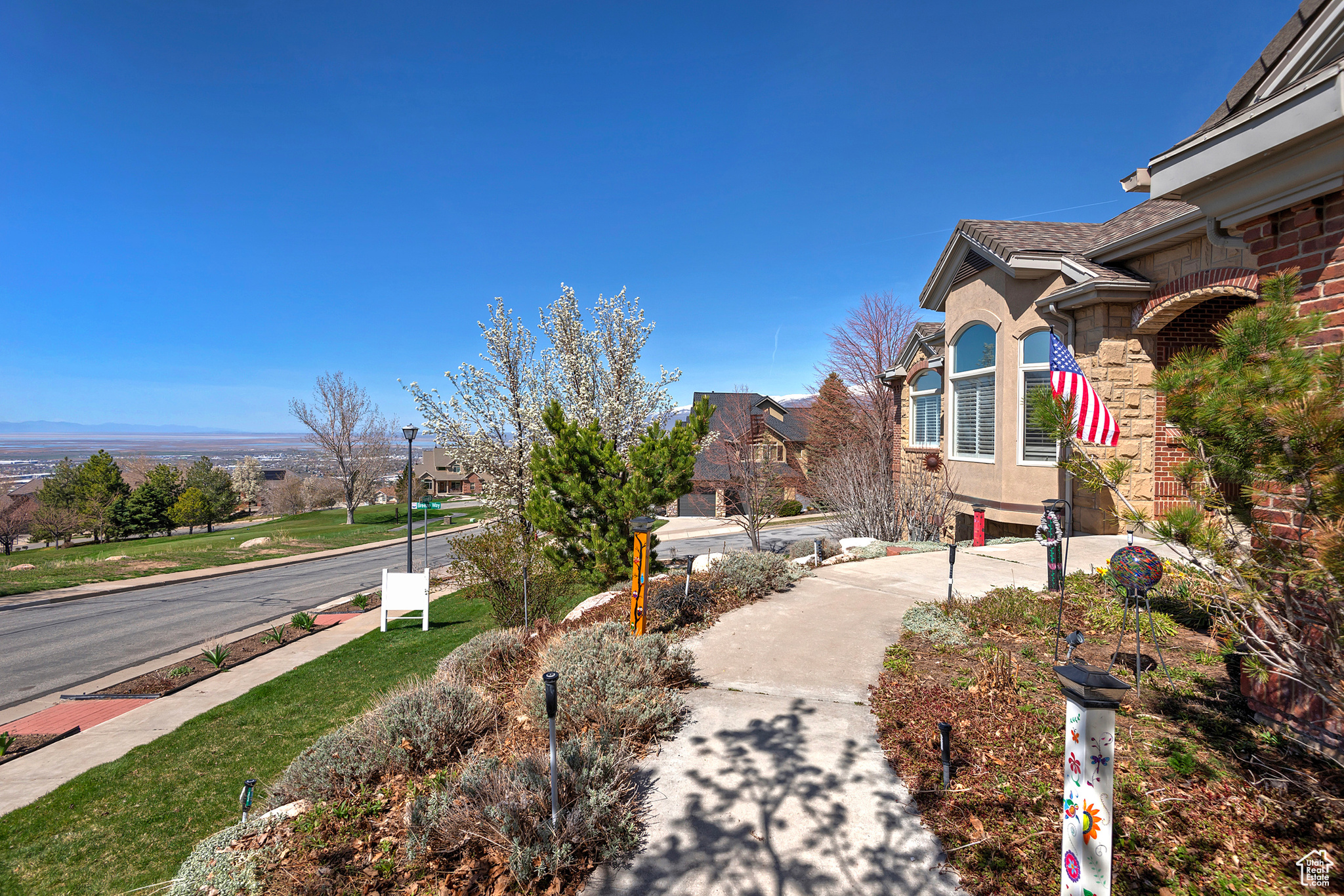136 N FAIRWAY DR