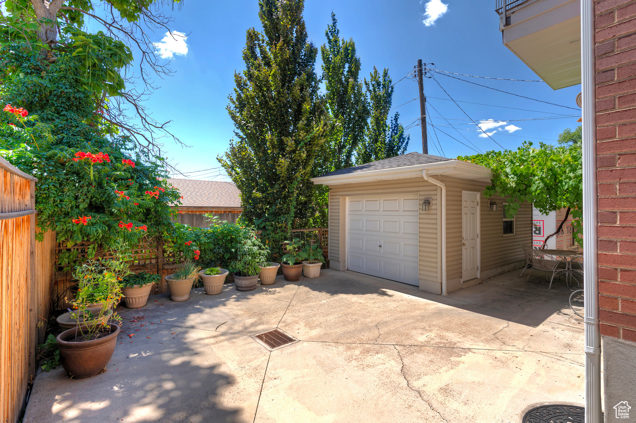 416 E 8TH AVE