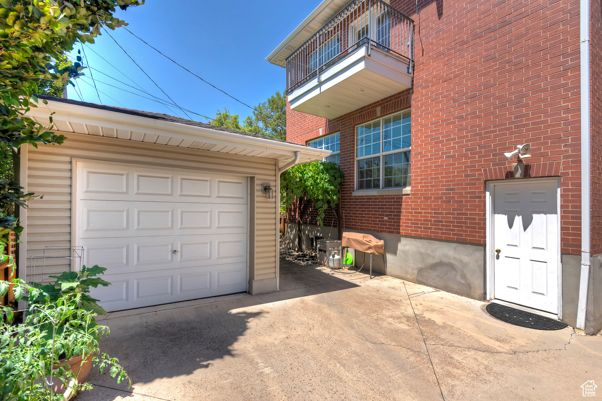 416 E 8TH AVE