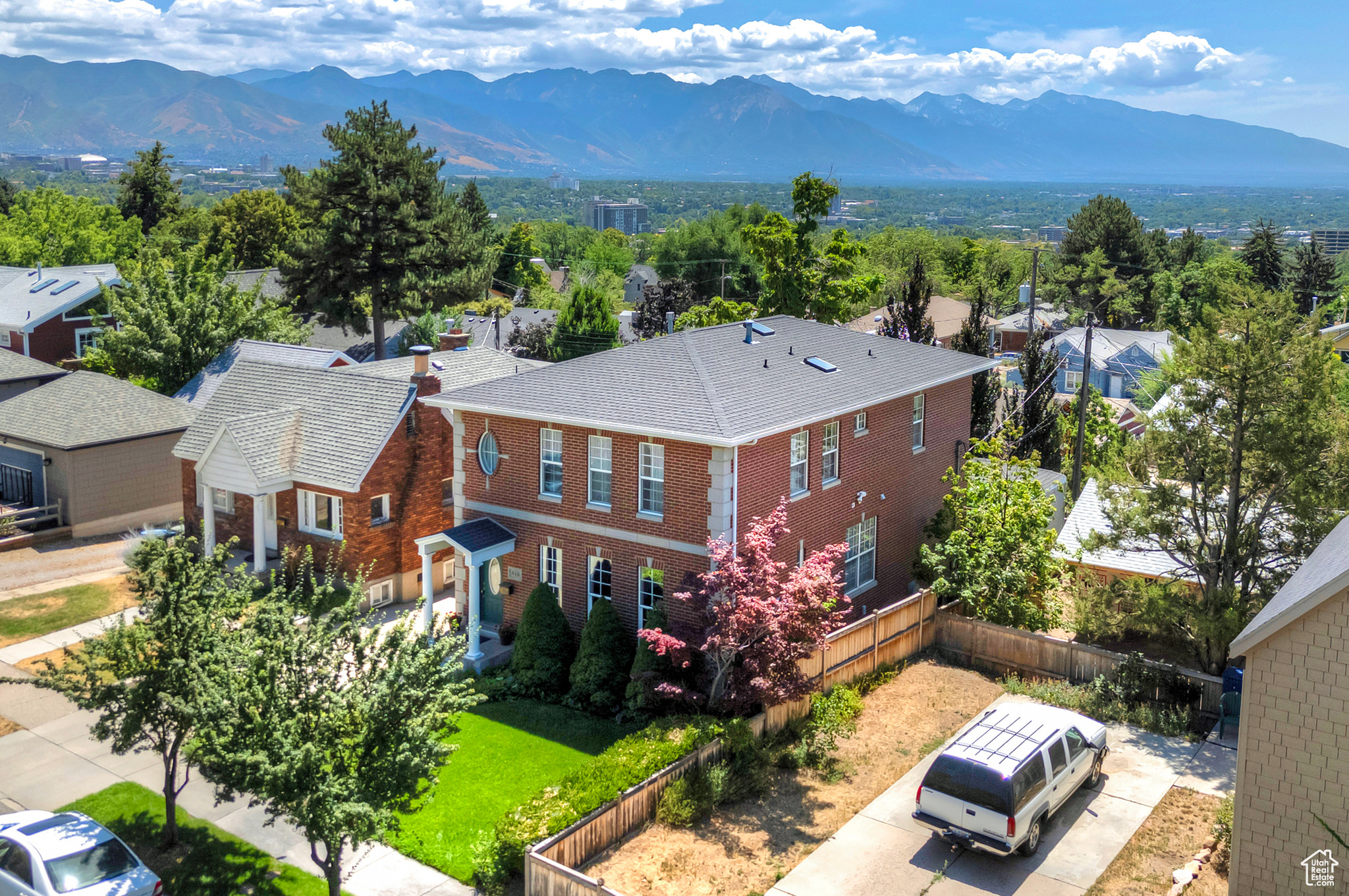 416 E 8TH AVE