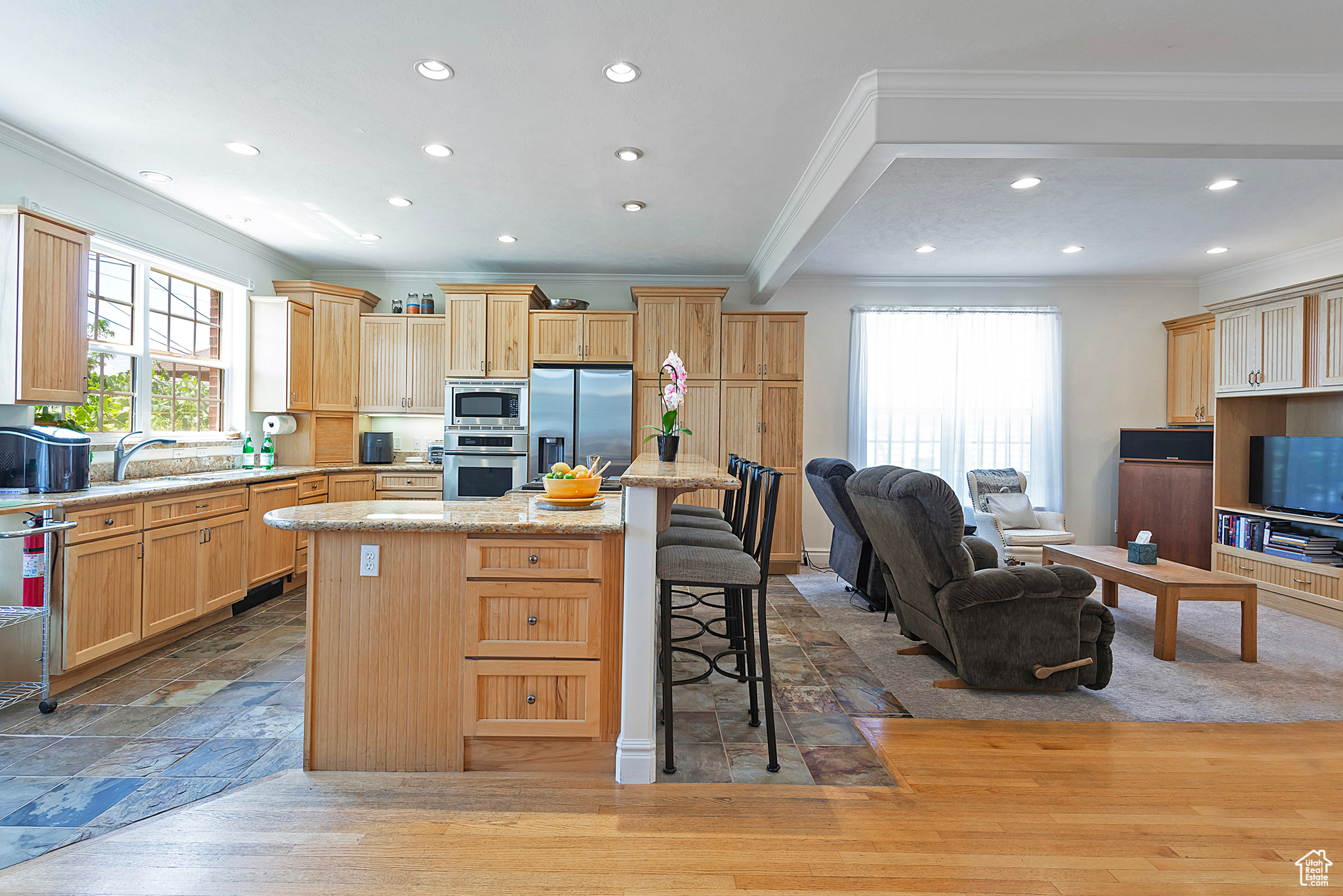 416 E 8TH AVE