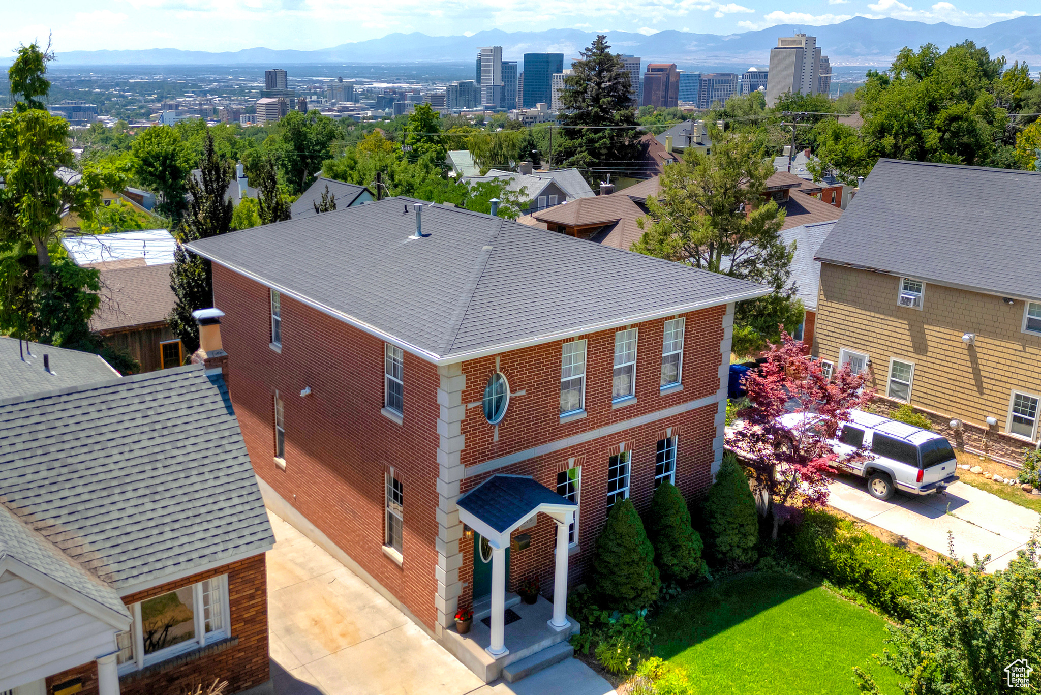 416 E 8TH AVE