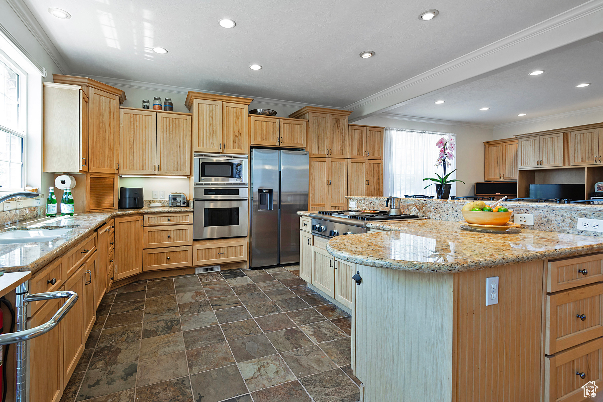 416 E 8TH AVE