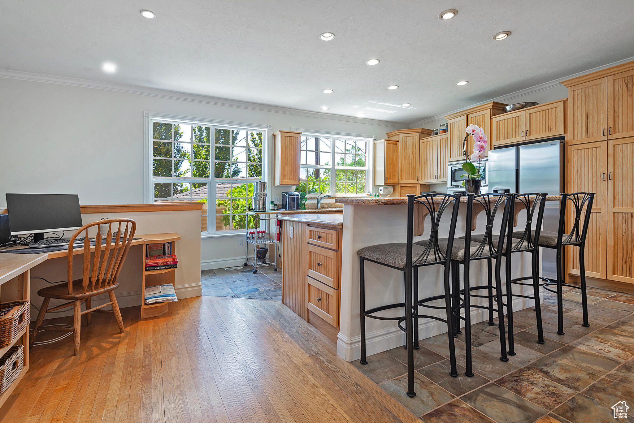 416 E 8TH AVE