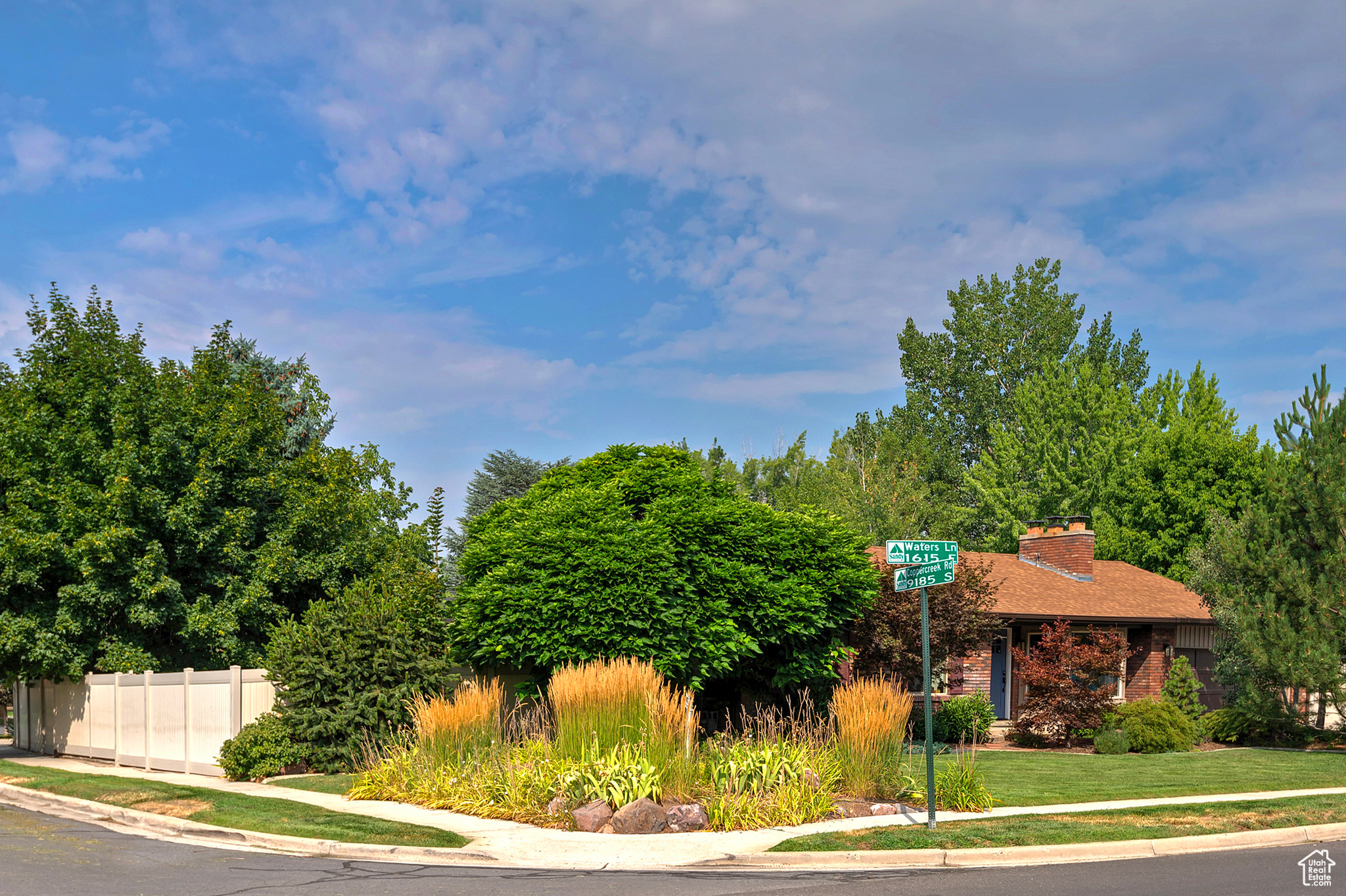 1604 E WATERS LN