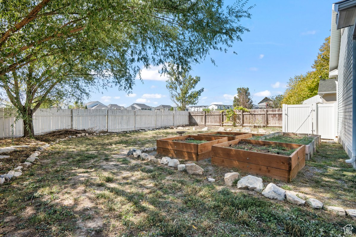 1858 E PINION CIR